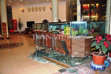 Các tấm cửa kính của khách sạn bị vỡ vụn, rạn nứt sau vụ nổ