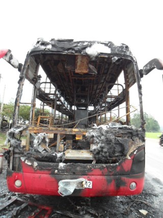 Phần thân trên của ô tô khách đã bị cháy hoàn toàn