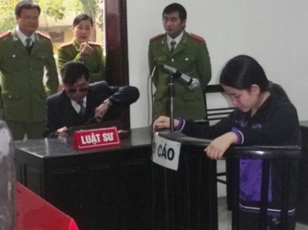 Bị cáo Cao Thị Bình gục khóc khi nghe HĐXX tuyên án. (Ảnh: Thái Thanh).