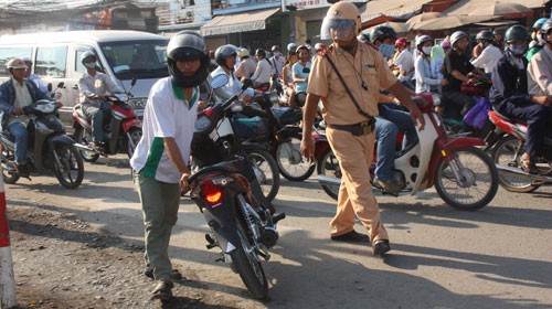 Xử lý người lái xe máy không biển số và đi ngược chiều tại ngã tư Bình Triệu (TP.HCM) - Ảnh: Nguyễn Triều