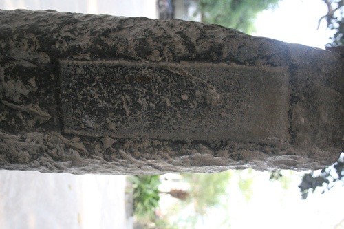 Hầu hết những bản khắc chữ Nho trên cột đá đã bị mờ.