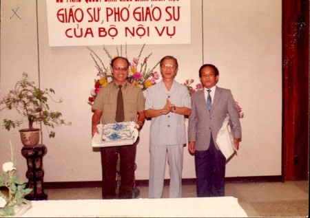 TSKH. Đặng Ngọc Ký (trái) nhận quyết định phong hàm Giáo sư năm 1991, trở thành 1 trong 2 GS đầu tiên của lực lượng CAND