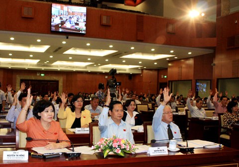 Các đại biểu HĐND TP HCM thông qua Nghị quyết tăng mức phí giam xe đua trái phép lên 500.000 đồng một ngày. Ảnh: Tá Lâm.