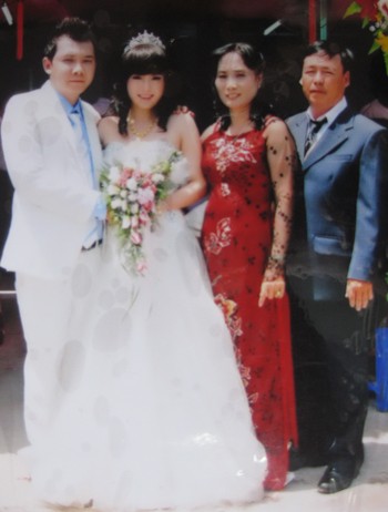 Cô dâu Xuân Thùy bên gia đình chồng trong ngày cưới đầu năm 2011. Ảnh: Vnexpress