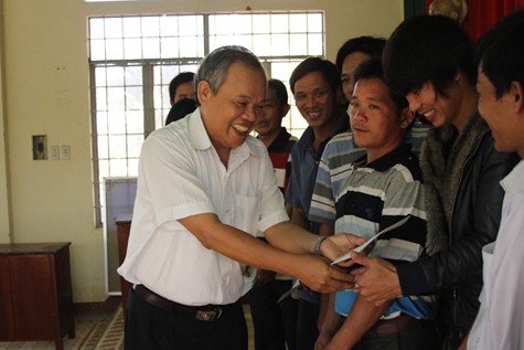 Ông Trương Ngọc Nhi, PCT Hội đồng Quản lý “Quỹ hỗ trợ ngư dân’ tỉnh trao tiền hỗ trợ cho các ngư dân.
