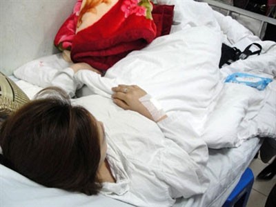 Tuyết đang nằm điều trị tại bệnh viện Việt Đức với viên đạn găm trong phổi.