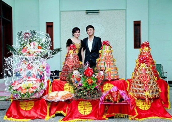 Nữ đại gia Nguyễn Thị Liễu ( buôn bán đa ngành liên quốc gia) bên cạnh con trai của mình