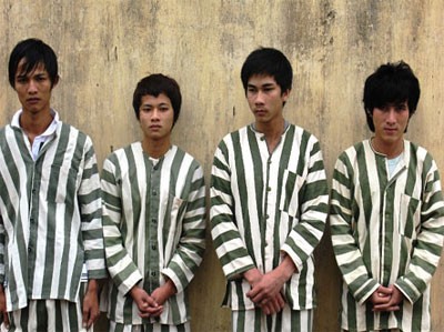 Các đối tượng trong băng cướp rừng xanh (từ phải qua trái) gồm: Trần Xuân Phát, Lê Đại Thắng, Lê Duy Tân và Võ Xuân Ba khi bị cơ quan công an bắt giữ