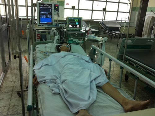Nạn nhân Ngô Văn Huyền đang thở máy sau phẫu thuật