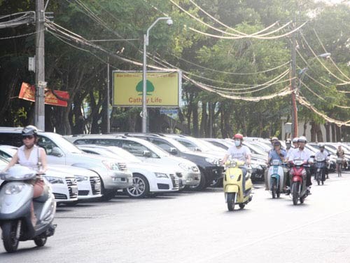 Đường Lê Lai, phường Bến Thành, quận 1 - TPHCM là bãi đậu của hàng trăm ô tô mỗi ngày. Ảnh: Phạm Dũng