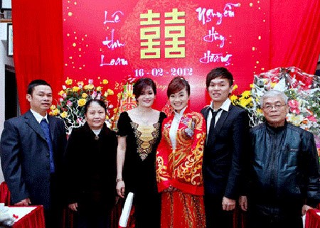 Bà Nguyễn Thị Liễu (thứ 3 từ trái sang) trong đám cưới con trai Nguyễn Huy Hoàng. Ảnh: GĐ&XH