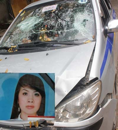 Chiếc taxi bị đập nát kính và di ảnh của cô gái vắn số Nguyễn Thị Liên.