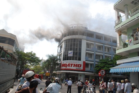 Một đám khói lớn phát sinh từ tầng 4 tòa nhà, gặp vật dễ cháy nên đám cháy nhanh chóng bùng phát thành lửa ngọn và bao trùm cả tầng 4 tòa nhà.