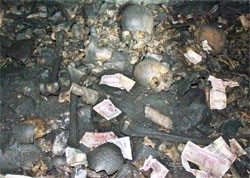 Theo GS.TS Nguyễn Lân Cường, ông nghiêng về giả thuyết bể xương này là của quân Lưu Vĩnh Phúc bị người Pháp hun khói đến chết khi trốn vào hang cố thủ.