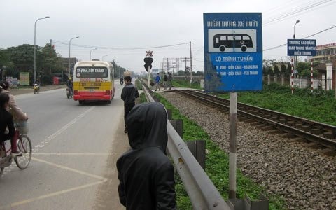 Ranh giới giữa đường sắt và đường bộ được dùng chung nhau, dẫn đến người đứng bắt xe ở đường bộ gặp rất nhiều nguy hiểm chết người