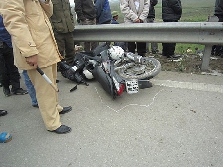 Chiếc xe máy của người xe ôm bị đâm.