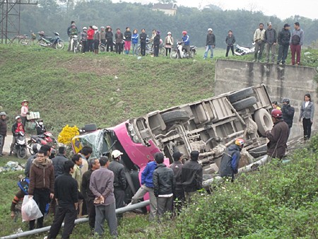 Vào thời điểm xảy ra vụ tai nạn, xe khách BKS 17K 8377 chở hơn 30 hành khách đang lưu thông theo hướng từ Thái Bình sang Nam Định. Tại hiện trường, xe khách bị lộn vòng, nằm gần như ngửa bụng dưới vệ đường.
