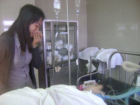 Chị Trần Thị Hà (chị ruột thai phụ) khóc ngất trước thi thể của em gái