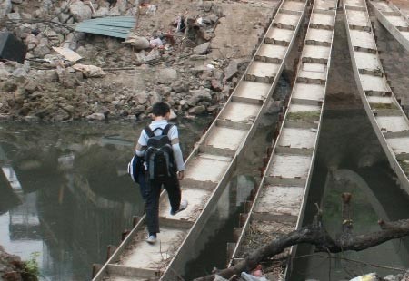 Đến tháng 11/2011, cây cầu cũ đã được chủ đầu tư tổ chức tháo dỡ và kể từ đó đến nay người dân qua lại với cầu tạm rất nguy hiểm.
