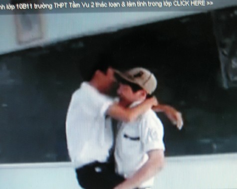 Một cảnh dung tục của học sinh ở Hậu Giang (Hình chụp từ clip)