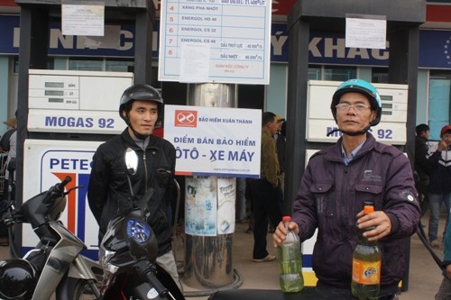 Bác Nguyễn Danh Lê bức xúc hút xăng từ chiếc xe máy của mình ra để bắt đền