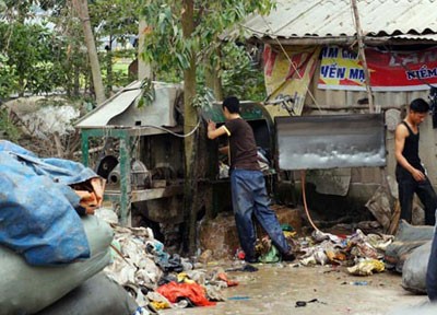 Cảnh “giặt rác” nylon ở Phụng Thượng.