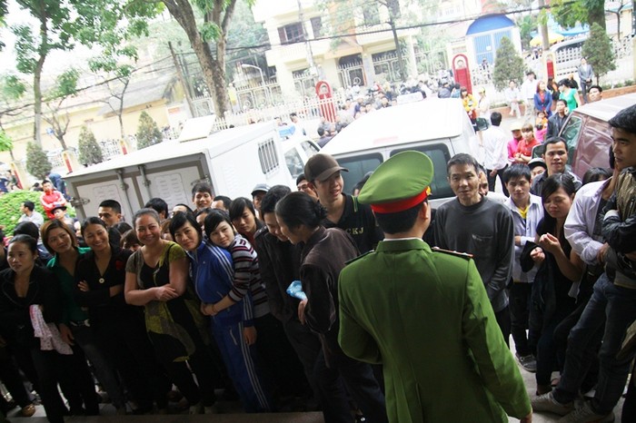Nhiều người dân đã tụ tập ở ngoài Tòa án để nghe phiên xử phúc thẩm Lê Văn Luyện.