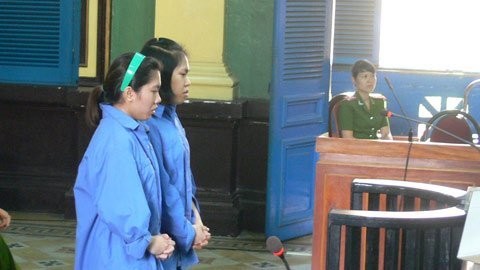 Chị em Trần Hà Duy, Trần Hạ Tiên trước vành móng ngựa