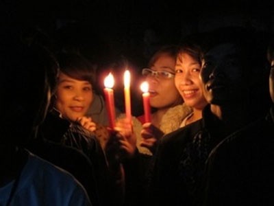 Các bạn trẻ Hà Nội tham gia sự kiện Giờ trái đất 2012 tại Quảng trường Cách Mạng Tháng Tám, Hà Nội (Ảnh: Đức Duy/Vietnam+)