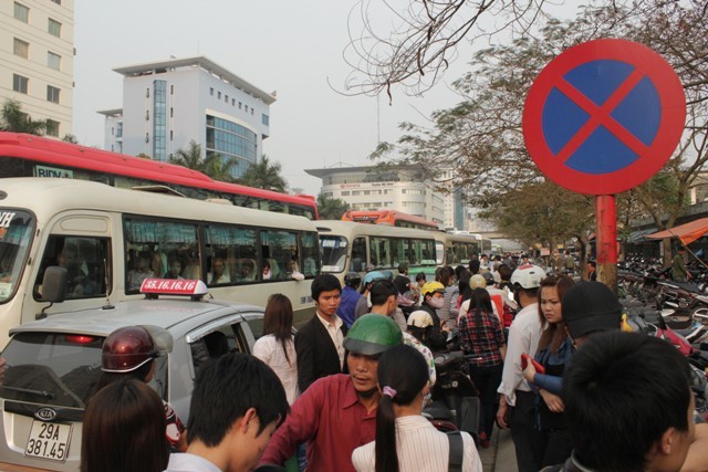 Sau kỳ nghỉ dài ngày, mọi người quay trở lại Hà Nội. Đường vào bến xe Mỹ Đình bị tắc nghẽn do lượng xe khách quá đông.