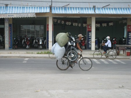 Ai bảo xe đạp là phương tiện thô sơ nào (Xem thêm chùm ảnh cười nghiêng ngả với hình ảnh chỉ có ở Việt Nam P1)
