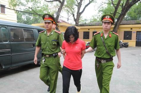 Bị cáo Nguyễn Thị Lệ được dẫn giải vào phiên tòa