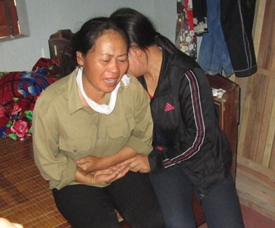Bà Lương Thị Hà (bên trái) đau buồn trước cái chết đột ngột của con trai