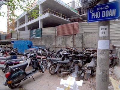 Hàng trăm chiếc xe máy như Honda Wave, Honda Dream, Suzuki FX,… được để hoang hóa tại khu vỉa hè phố Phủ Doãn (khu vực gần cổng bệnh viện Việt Đức).