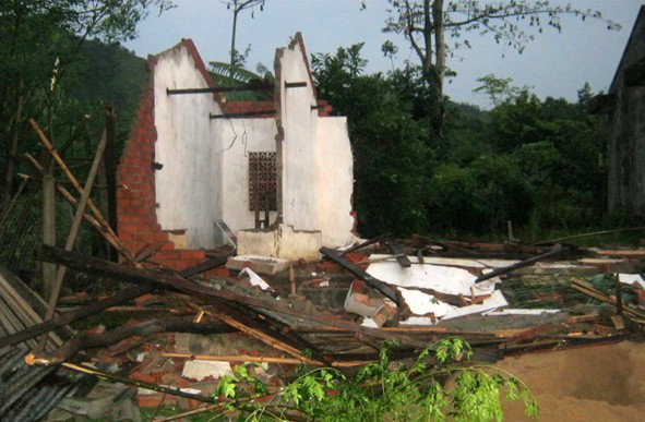 Một căn nhà bị sập hoàn toàn do lốc xoáy (Ảnh minh họa)