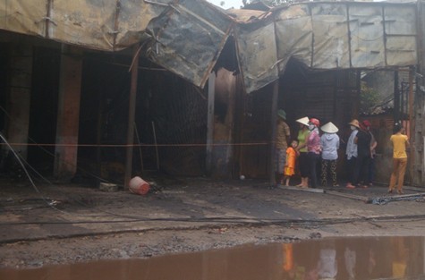 Vụ cháy đã thiêu rụi cửa hàng phụ tùng xe máy là vốn mà vợ chồng anh Sơn gom góp xây dựng sau khi đi xuất khẩu lao động.
