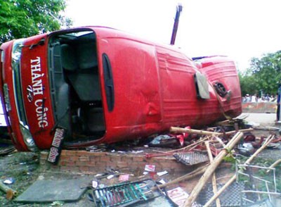 Hiện trường vụ tai nạn xe khách khiến 14 người thương vong - Ảnh Hoàng Lê