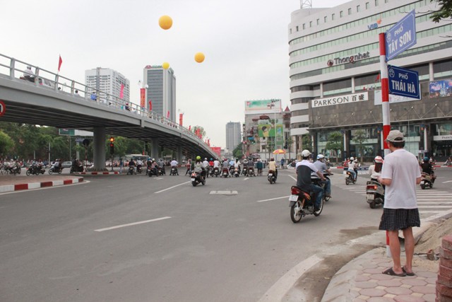 Ngày đầu tiên cầu hoạt động, dường như đường phố Hà Nội, bình yên, lặng lẽ hơn. Không còn tiếng còi xe bấm inh ỏi, không còn cảnh dòng xe nối đuôi nhau không lối thoát.