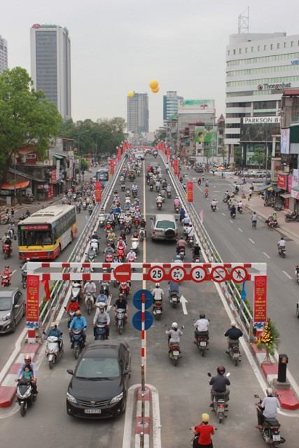 ... Hôm nay (ngày 26/4), 2 công trình cầu vượt tại nút giao thông Láng Hạ - Thái Hà và Chùa Bộc – Thái Hà chính thức đi vào hoạt động.