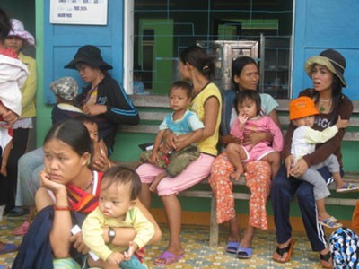 Những bà mẹ nhí Cơ tu ở huyện vùng cao Đông Giang (Quảng Nam).