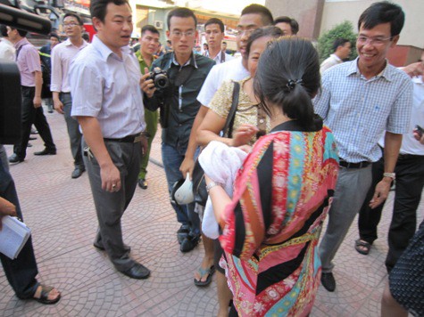 Theo chị Hằng - một nhân viên làm việc tại tầng 12, Tổng công ty Tài nguyên và môi trường Việt Nam: "Rất nhiều sinh viên và nhiều người chạy xuống...