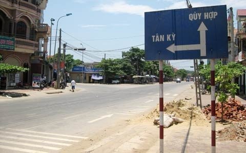 Khoảng 11-12h trưa, QL48 tại thị xã Thái Hòa vắng bóng người qua lại. Con đường vào huyện Quỳ Hợp đặc biệt không có xe lưu thông.