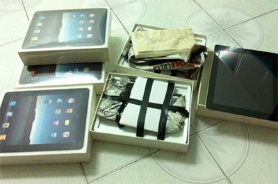 Số iPad ông Sang cầm chỉ toàn là gạch có giá 40 triệu đồng.