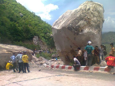 Thảm nạn trên núi Cấm: Tìm ra nguyên nhân đá rơi ảnh 2