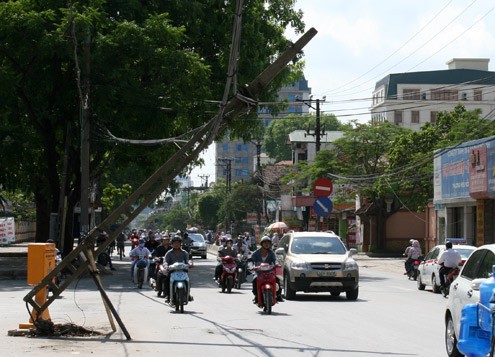 Nhiều ngày qua, trên đường Trường Chinh (đoạn trước Bảo tàng Phòng không Không quân), một cột điện trơ lõi sắt đã đổ nghiêng trên phố. Người dân cho biết, 3 tuần trước, do bị ôtô đâm phải nên chiếc cột ngả hẳn ra đường.