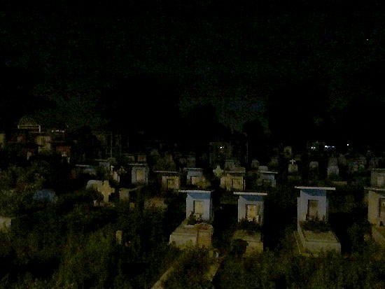 Nghĩa trang chính là nơi "hành sự" của các cô gái bán dâm và khách
