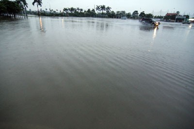 Hà Nội thành "sông" trong cơn mưa lớn nhất đầu hè ảnh 1