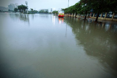 Hà Nội thành "sông" trong cơn mưa lớn nhất đầu hè ảnh 2
