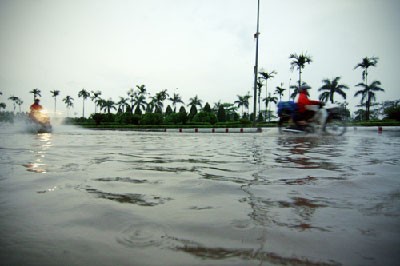 Hà Nội thành "sông" trong cơn mưa lớn nhất đầu hè ảnh 3