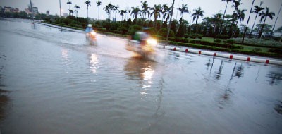 Hà Nội thành "sông" trong cơn mưa lớn nhất đầu hè ảnh 6